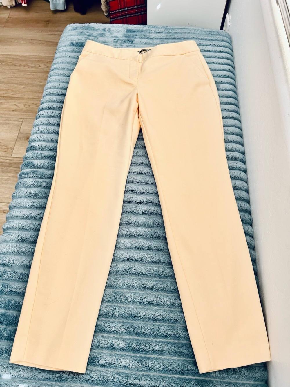 Express Columnist Ankle Midrise pant 2R pale yellow. Very good condition.